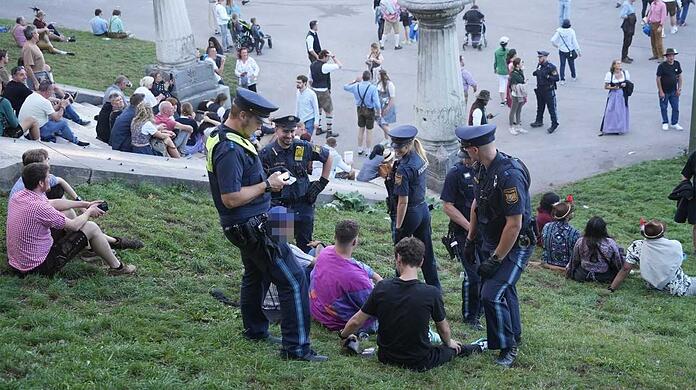 Routine für die Polizei: Bei den stark alkoholisierten Besuchern, die auf dem Hügel schlafen, nach dem Rechten sehen.