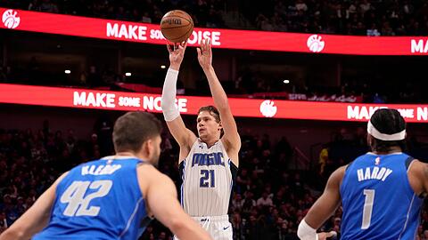 Moritz Wagner (21) konnte mit der Orlando Magic nicht gegen die Dallas Mavericks um Maxi Kleber (42) gewinnen.