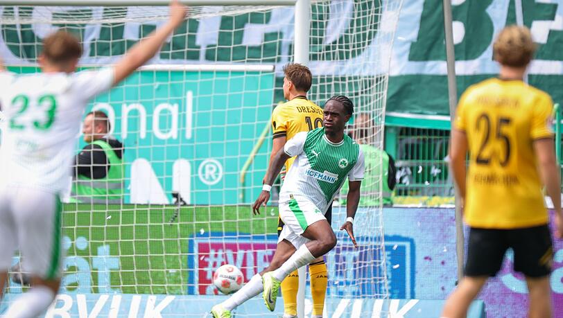 Noel Futkeu (M) trifft gegen Dresden gleich zweimal.