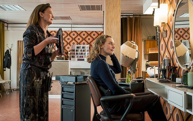 Alles beginnt ganz harmlos mit Hannah Wagners (Jana Klinge, rechts) Besuch bei der Friseurin Grit Hartmann (Julika Jenkins). Kurz darauf wird die Exkillerin auf die Polizistin angesetzt.