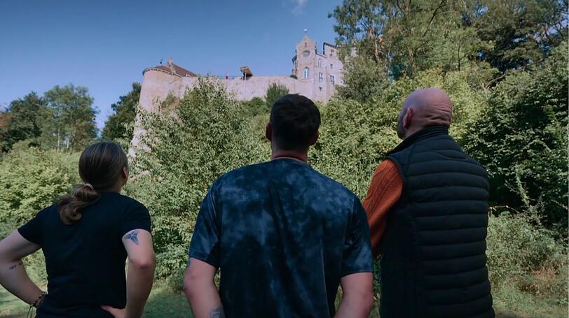 Ups! Gabriel Kelly, Max Kruse und Ralph Morgenstern (von links) droht bei einer Mutprobe ein Bungee-Sprung. Da rutschen die Herzchen in die Hosen. Ups! Gabriel Kelly, Max Kruse und Ralph Morgenstern (von links) droht bei einer Mutprobe ein Bungee-Sprung. Da rutschen die Herzchen in die Hosen.