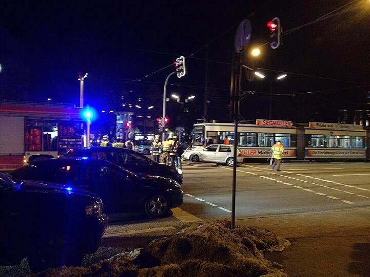 Eine Frau will auf der Leopoldstraße mit ihrem Wagen wenden und übersieht eine Tram. Es kommt zur Kollision. Dabei wird die 32-Jährige, ihr Sohn (3) und ein Fahrgast verletzt.