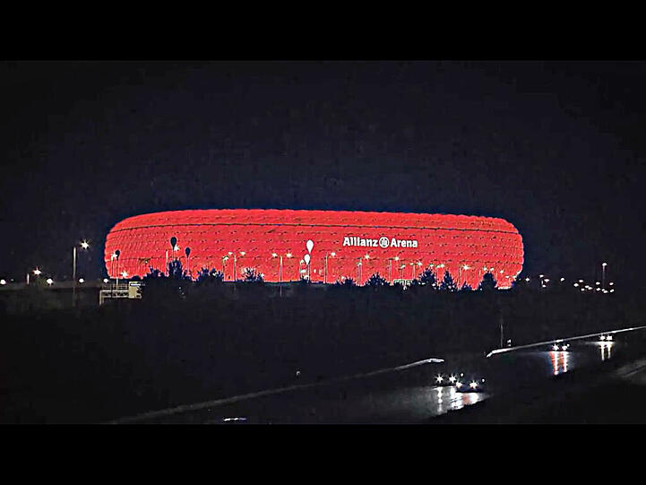 So harmlos beginnt das Video: Die Allianz Arena, wie sie jeder Bayern-Fan liebt.
