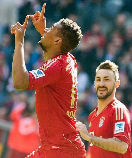 JEROME BOATENG: Note 2.
Boa ey! Eröffnete das Scheibenschießen mit einem sehenswerten Scherenschlag &ndash; sein zweites Saisontor. Super Vorarbeit zum 2:0, als er sich nach vorne einschaltete und auf Gomez durchsteckte. Holt im Duell mit Van Buyten auf. Startelf gegen Wolfsburg?
