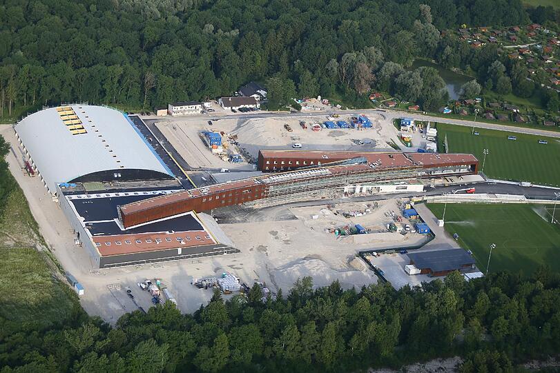 Luftaufnahme der Nachwuchsakademie von Red Bull, die in Salzburg entsteht.