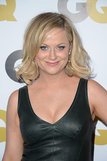 US-Schauspielerin Amy Poehler im schwarzen Cocktailkleid.