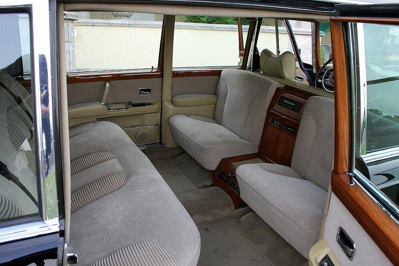 Polstersessel und Platz satt bietet der Fond des Mercedes 600 Pullman.