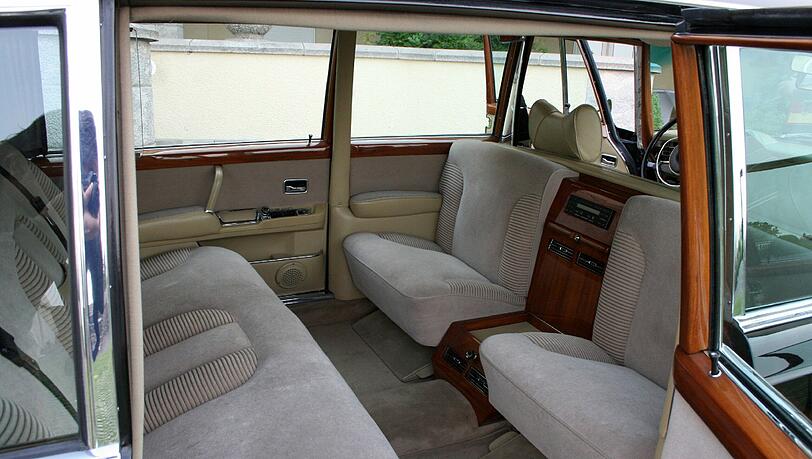 Polstersessel und Platz satt bietet der Fond des Mercedes 600 Pullman. Polstersessel und Platz satt bietet der Fond des Mercedes 600 Pullman.