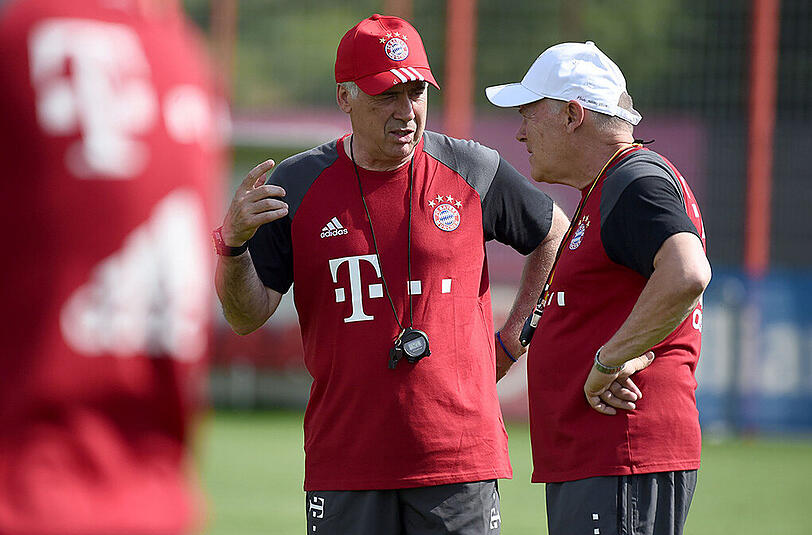 Der neue Coach Carlo Ancelotti und Hermann Gerland (rechts).