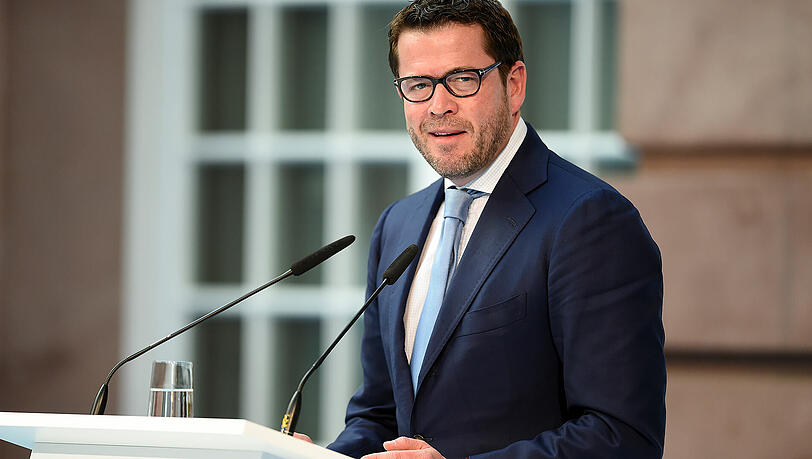 Karl-Theodor zu Guttenberg soll die CSU offenbar stärker unterstützen, als bislang bekannt war. Karl-Theodor zu Guttenberg soll die CSU offenbar stärker unterstützen, als bislang bekannt war.