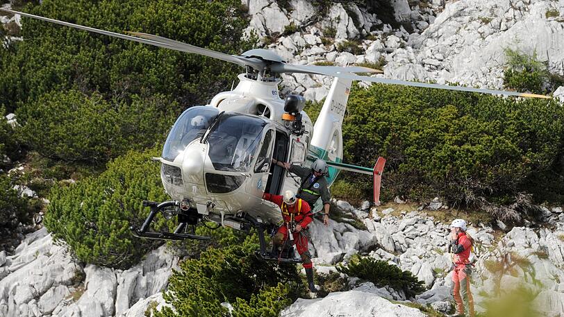 Ein Rettungshubschrauber in den Alpen. (Archivbild)