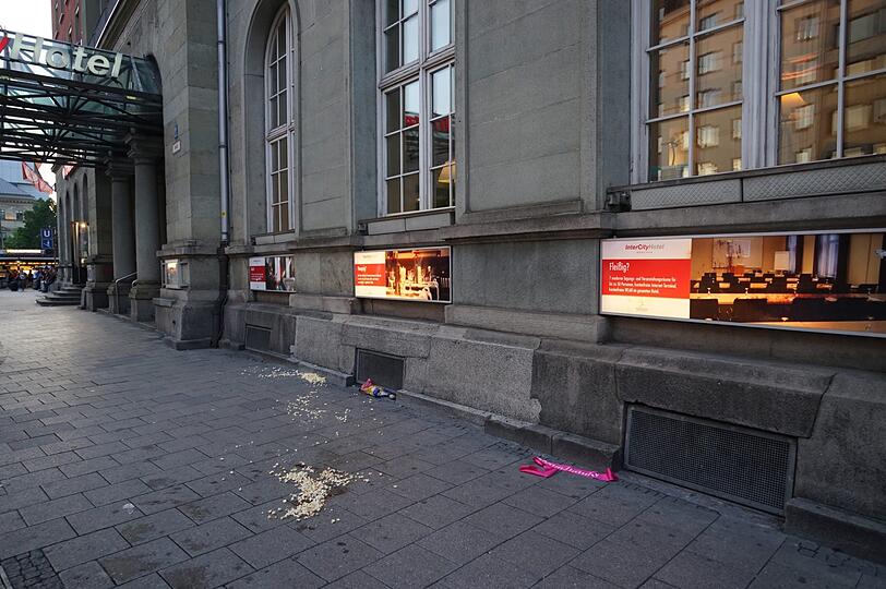 Popcorn, Spielsachen und eine Braut-Schleife liegen nach dem Tumult auf der Straße verteilt.