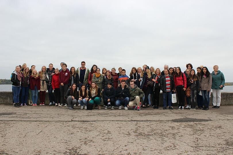 Projekttreffen im Oktober 2013 in Tinuzi/Lettland: Sechs Schüler und drei Lehrer der Peslmüllerschule sind dabei.