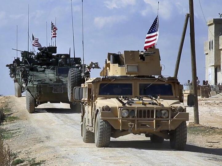 US-Truppen mit gepanzerten Fahrzeugen gehen in den Außenbezirken der Stadt Manbidsch in Stellung.