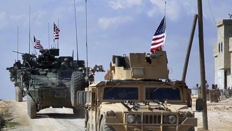US-Truppen mit gepanzerten Fahrzeugen gehen in den Außenbezirken der Stadt Manbidsch in Stellung. US-Truppen mit gepanzerten Fahrzeugen gehen in den Außenbezirken der Stadt Manbidsch in Stellung.