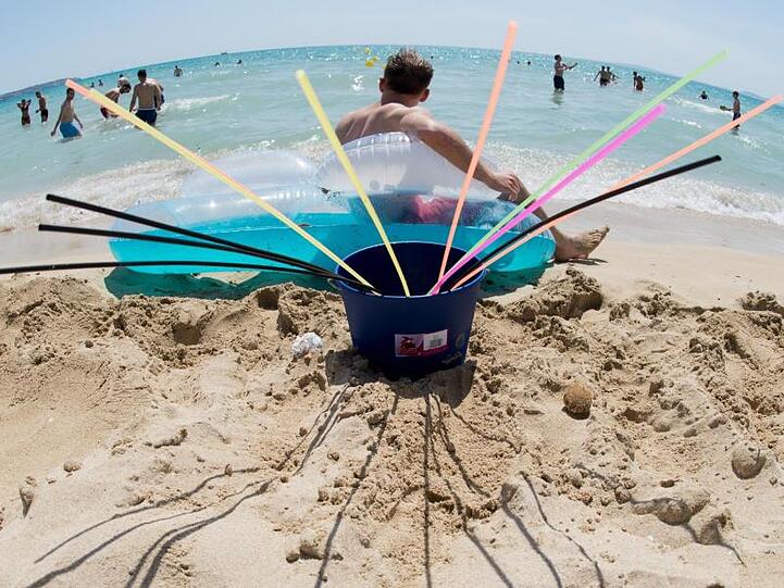 Nicht mehr gern gesehen auf Mallorca: das traditionelle "Eimersaufen" an einem Strand in ARenal.