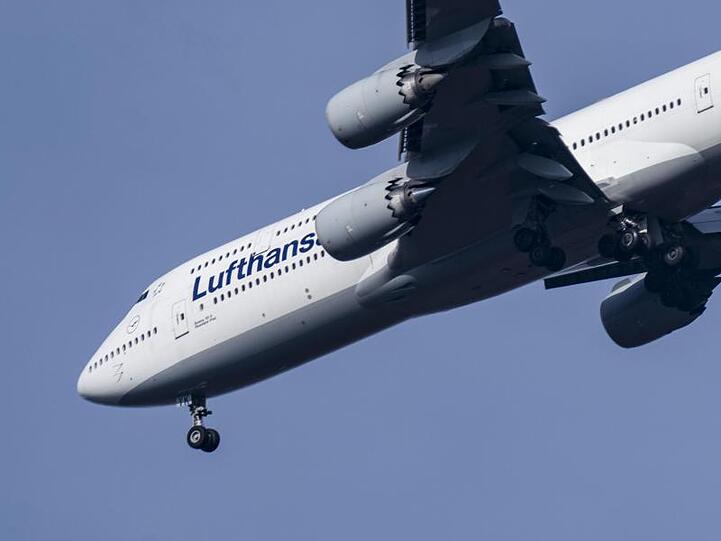 Der Lufthansa-Konzern streicht sein Flugprogramm für die kommenden Wochen wegen der Coronaviurs-Krise um bis zu 70 Prozent zusammen.