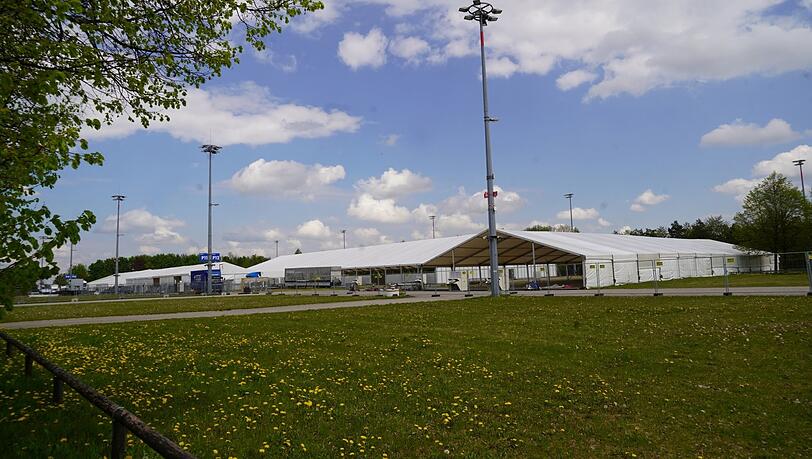 Die neue Zeltstadt für Ukraine-Geflüchtete entsteht gerade auf dem Parkplatz der Messe München in Riem. Arbeiter bauen hier in diesen Tagen insgesamt elf Zelte auf - mit Platz für 2300 Menschen. Die neue Zeltstadt für Ukraine-Geflüchtete entsteht gerade auf dem Parkplatz der Messe München in Riem. Arbeiter bauen hier in diesen Tagen insgesamt elf Zelte auf - mit Platz für 2300 Menschen.