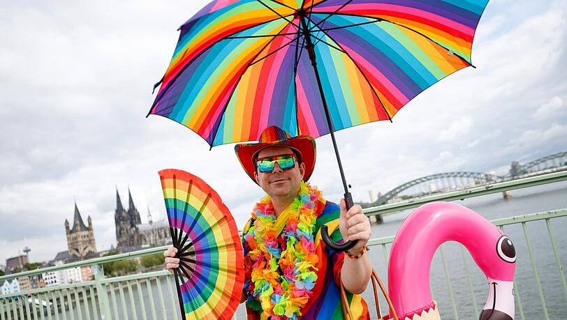 Martin aus Gie&szlig;en ist auch im Alltag in Regenbogenfarben unterwegs.