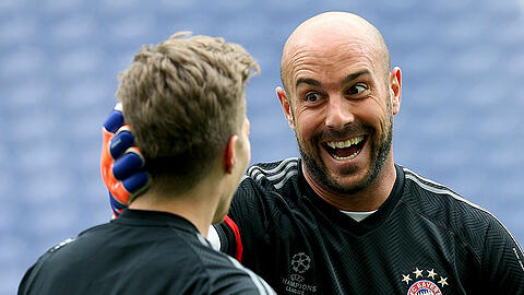 Verlässt den FC Bayern nach einem Jahr wieder: Pepe Reina (r.) wechselt zur kommenden Saison zum SSC Neapel.