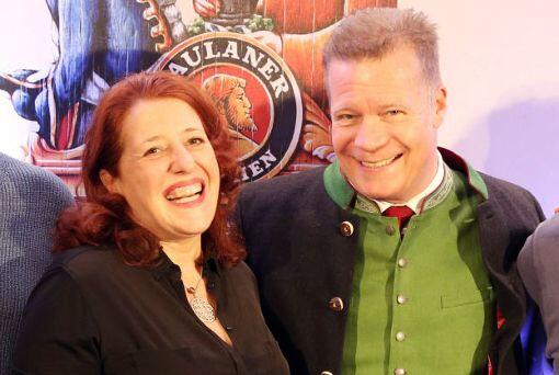 Kabarettistin Kinseher und Paulaner-Chef Andreas Steinfatt.