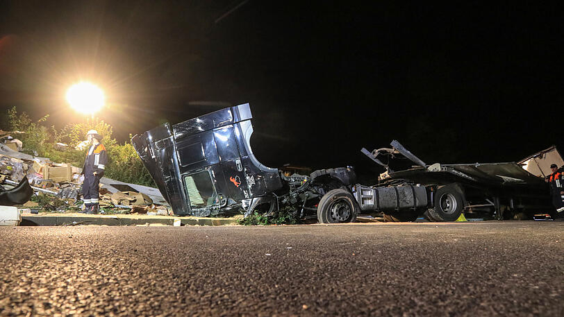 Der Lastwagen wurde komplett zerstört, der Fahrer mit schweren Verletzungen ins Krankenhaus gebracht. Die Bilder vom Unfallort.
