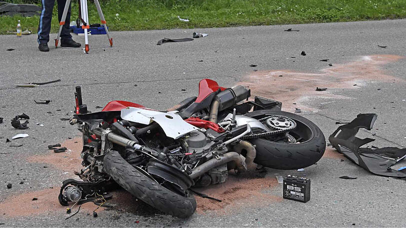 Der Motorradfahrer ist in die rechte Seite des Autos gekracht und noch am Unfallort gestorben.