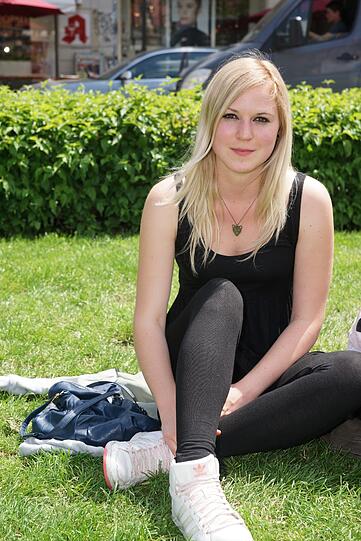 Schwarze Leggins, weiße Sneaker. Das ist Sarah.