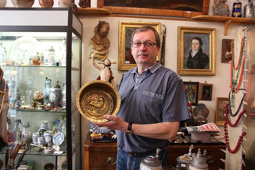 Herold Neuperts Antiquitätenladen gibt es seit 32 Jahren. Die Beckenschlägerschüssel, die er dort anbietet ist noch wesentlich älter. Sie wurde um 1500 in Nürnberg hergestellt. Foto: Linda Jessen