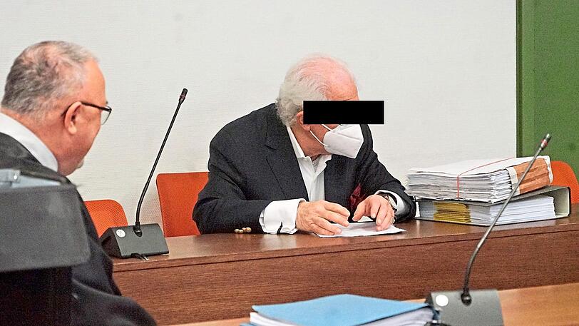 Der Angeklagte vor Prozessbeginn. Der 74-Jährige soll einer Bande bei einem Anlagebetrug geholfen haben.