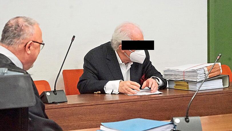 Der Angeklagte vor Prozessbeginn. Der 74-Jährige soll einer Bande bei einem Anlagebetrug geholfen haben. Der Angeklagte vor Prozessbeginn. Der 74-Jährige soll einer Bande bei einem Anlagebetrug geholfen haben.