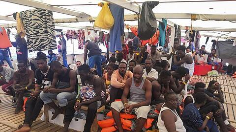 Migranten warten an Bord des spanischen Rettungsschiffs "Open Arms" auf das Anlegen.