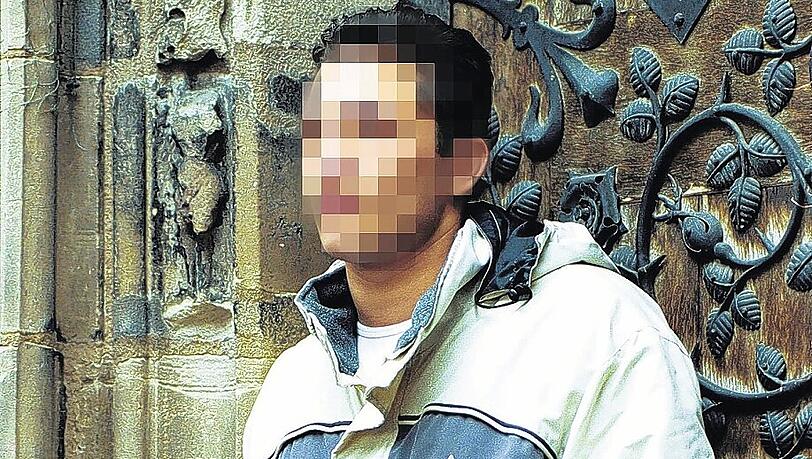 Marco nach seiner Entlassung aus dem Gefängnis in Nürnberg: Er war beim Erziehungs-Aufenthalt in Griechenland abgehauen und hatte einen Mann umgebracht. Jetzt lebt er in einer anderen Stadt.Foto: Reister Marco nach seiner Entlassung aus dem Gefängnis in Nürnberg: Er war beim Erziehungs-Aufenthalt in Griechenland abgehauen und hatte einen Mann umgebracht. Jetzt lebt er in einer anderen Stadt.Foto: Reister
