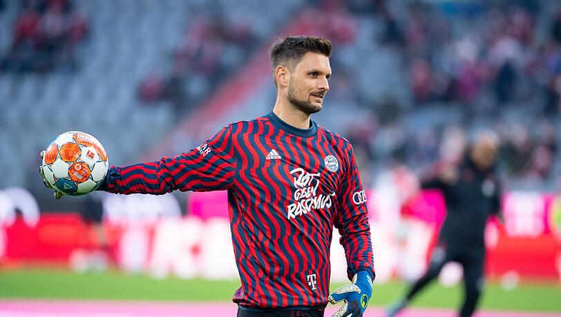 Torwart Sven Ulreich von München wärmt sich auf.