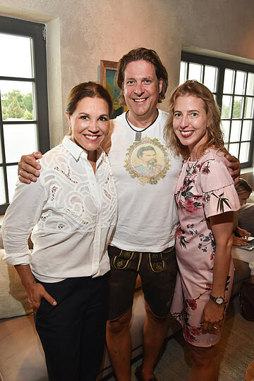 Tracht war zwar das große Motto, doch Karen Webb, Nathalie Ziegler und ihr Mann Markus setzten auf einen anderen Look.