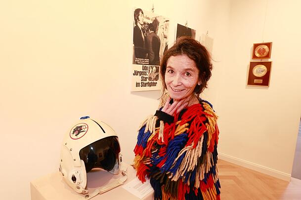 Dieser Helm hat es Danielle Waldleitner (56) aus Aschheim angetan. Udo Jürgens hat ihn getragen, als er in einem Starfighter der deutschen Luftwaffe über Norddeutschland mitfliegen durfte. Schätzpreis 1000-2000 Euro. Dieser Helm hat es Danielle Waldleitner (56) aus Aschheim angetan. Udo Jürgens hat ihn getragen, als er in einem Starfighter der deutschen Luftwaffe über Norddeutschland mitfliegen durfte. Schätzpreis 1000-2000 Euro.