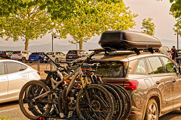 Dachboxen und Fahrradträger machen das Auto schwerer und verschlechtern die Aerodynamik – beides erhöht den Spritverbrauch. Dachboxen und Fahrradträger machen das Auto schwerer und verschlechtern die Aerodynamik – beides erhöht den Spritverbrauch.