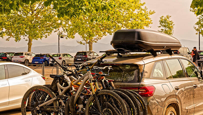 Dachboxen und Fahrradtr&auml;ger machen das Auto schwerer und verschlechtern die Aerodynamik &ndash; beides erh&ouml;ht den Spritverbrauch.