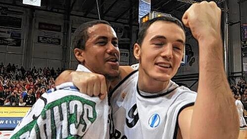 Die Matchwinner im Krimi gegen Biella: Brian Roberts und Karsten Tadda (r.).