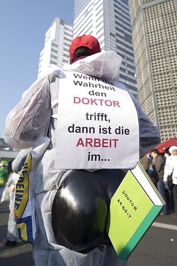 Tausende Jecken feiern am Sonntag beim 11. Karnevalszug in Berlin vor der Kaiser-Wilhelm-Gedaechtniskirche.