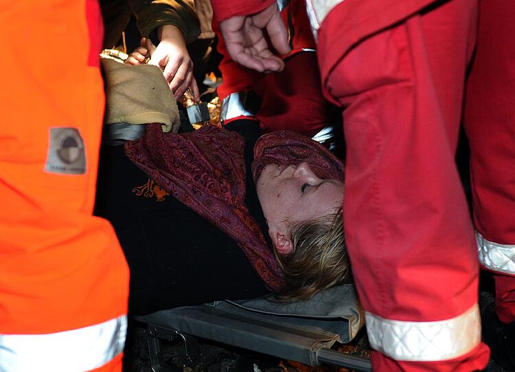 Der Castor rollt weiter, die Proteste halten an: Nach einer langen Protestnacht gegen den Castor-Transport ins niedersächsische Zwischenlager Gorleben haben Atomkraftgegner auch am Montag ihre Blockaden fortgesetzt - die Protest-Bilder der vergangenen Tage.