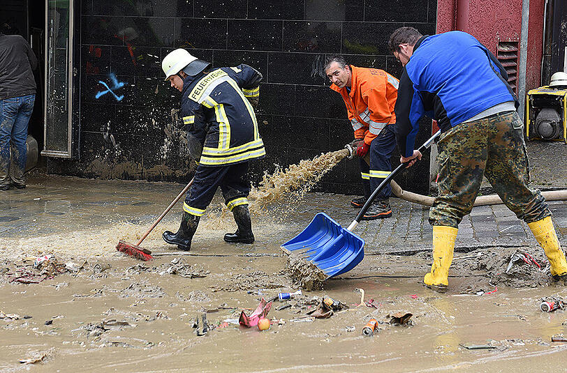 Aufräumen nach dem Hochwasser: Nasser Müll, Schlamm und Wasser soweit das Auge reicht. Die Bilder aus Simbach am Inn, Triftern und weiteren Gemeinden.