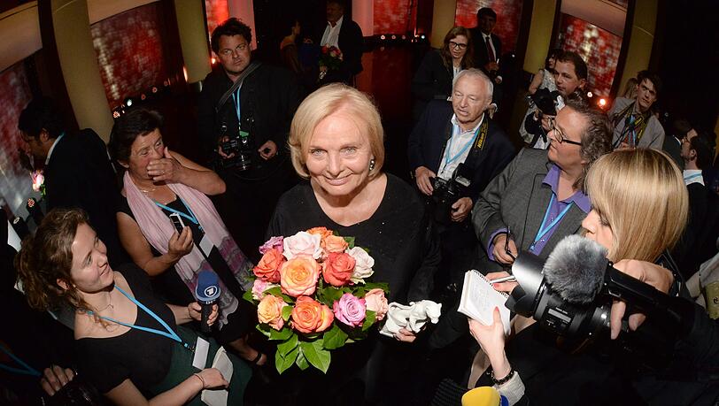 Jubel, Trubel, das war’s: Ruth Maria Kubitschek umlagert beim Bayerischen Fernsehpreis im Prinzregententheater. 2013 wird sie für ihr Lebenswerk ausgezeichnet. Sie hat sich über jede Ehrung gefreut. Vermissen wird sie die Auftritte in der Öffentlichkeit aber nicht. Jubel, Trubel, das war’s: Ruth Maria Kubitschek umlagert beim Bayerischen Fernsehpreis im Prinzregententheater. 2013 wird sie für ihr Lebenswerk ausgezeichnet. Sie hat sich über jede Ehrung gefreut. Vermissen wird sie die Auftritte in der Öffentlichkeit aber nicht.