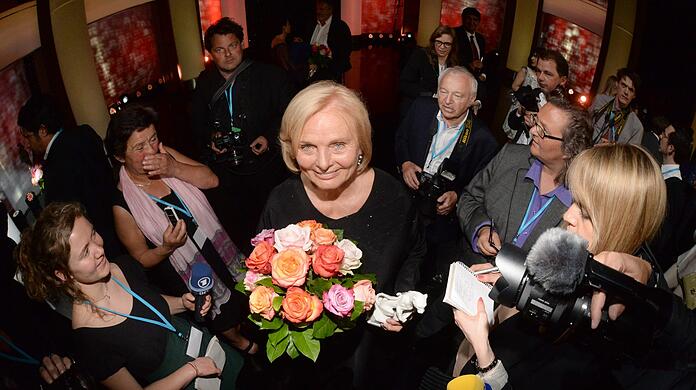Jubel, Trubel, das war&rsquo;s: Ruth Maria Kubitschek umlagert beim Bayerischen Fernsehpreis im Prinzregententheater. 2013 wird sie für ihr Lebenswerk ausgezeichnet. Sie hat sich über jede Ehrung gefreut. Vermissen wird sie die Auftritte in der Öffentlichkeit aber nicht.