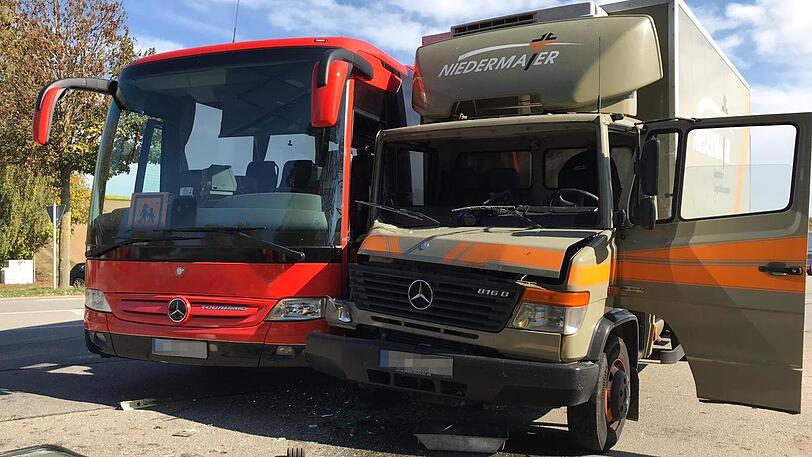 Kurz nach dem Verlassen der Parkbucht kollidieren beide Fahrzeuge. Laut Polizeimeldung hatte der Schulbus die Warnblinker gesetzt.