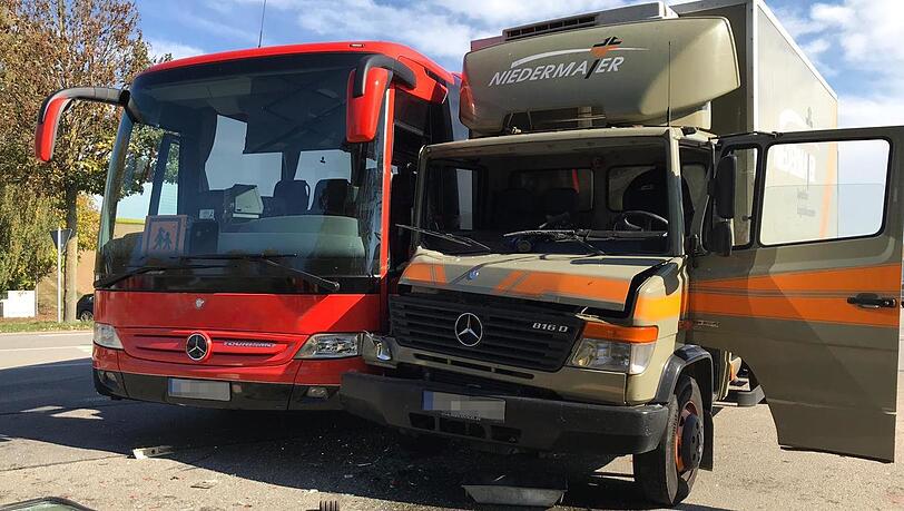 Kurz nach dem Verlassen der Parkbucht kollidieren beide Fahrzeuge. Laut Polizeimeldung hatte der Schulbus die Warnblinker gesetzt. Kurz nach dem Verlassen der Parkbucht kollidieren beide Fahrzeuge. Laut Polizeimeldung hatte der Schulbus die Warnblinker gesetzt.