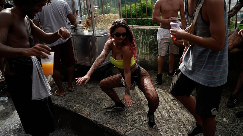 Rio De Janeiro: Teilnehmer tanzen zum Start des Karnevals.