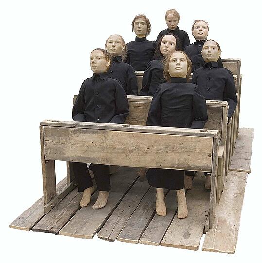 Tadeusz Kantor hat 1975 das Skulpturen-Environment &bdquo;Die tote Klasse&ldquo; geschaffen.