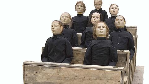Tadeusz Kantor hat 1975 das Skulpturen-Environment &bdquo;Die tote Klasse&ldquo; geschaffen.