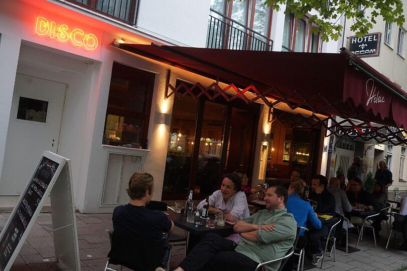 Im Lokal Helene lässt es sich entspannt essen &ndash; und ab September auch tanzen.